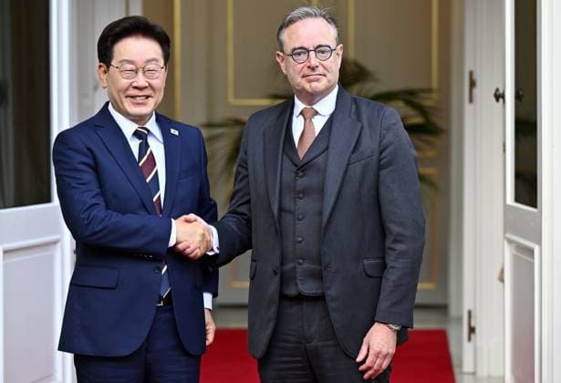 South Korean President Lee Jae Myung and Prime Minister Bart De Wever pose for the photographer at the start of their diplomatic meeting in Brussels, Wednesday 10 June 2026.  ERICxLALMAND 176948340