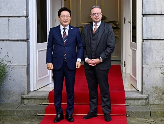 South Korean President Lee Jae Myung and Prime Minister Bart De Wever pose for the photographer at the start of their diplomatic meeting in Brussels, Wednesday 10 June 2026.  ERICxLALMAND 176948430