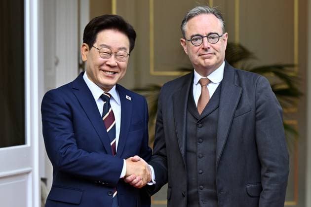 News Bilder des Tages South Korean President Lee Jae Myung and Prime Minister Bart De Wever pose for the photographer at the start of their diplomatic meeting in Brussels, Wednesday 10 June 2026.  ERICxLALMAND 176948483