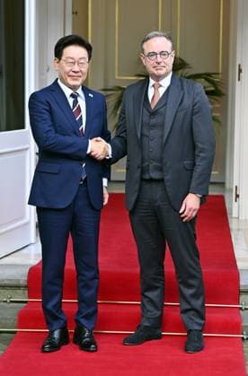 South Korean President Lee Jae Myung and Prime Minister Bart De Wever pose for the photographer at the start of their diplomatic meeting in Brussels, Wednesday 10 June 2026.  ERICxLALMAND 176948510