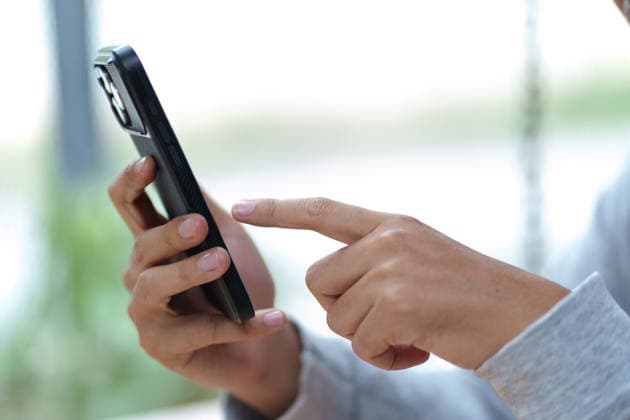 Interaktion über mobile Apps für digitale Kommunikation, Online-Dienste und soziale Medien Person tapping smartphone for mobile app interaction, digital communication, online service, and social media connection. (License=RF) ,model released, Symbolfoto Copyright: xZoonar.com SirinarthxMekvorawuthx 25162090 ,model released, Symbolfoto ,property released