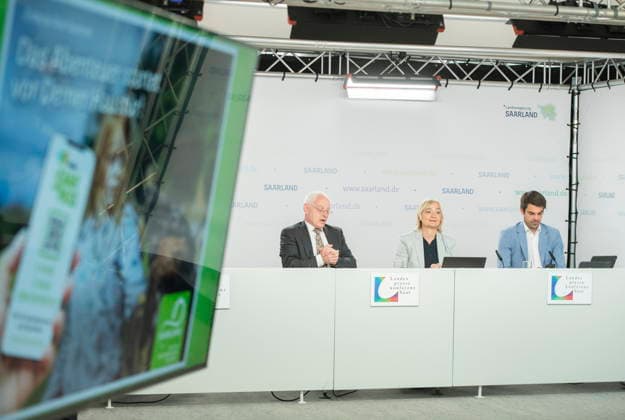 Landespressekonferenz am Dienstag (09.06.2026) zum Thema Saar(S)Pass - Tourismus-Pass für Saarländer*innen in der Staatskanzlei des Saarlandes in Saarbrücken. Im Bild (v.l.): Jürgen Barke, Minister für Wirtschaft, Innovation, Digitales und Energie, Birgit Grauvogel, Geschäftsführerin der Tourismus Zentrale Saarland, und Regierungssprecher Julian Lange. *** State press conference on Tuesday 09 06 2026 on the Saar S Pass Tourism Pass for Saarlanders at the Saarland State Chancellery in Saarbrücken Pictured from left bub