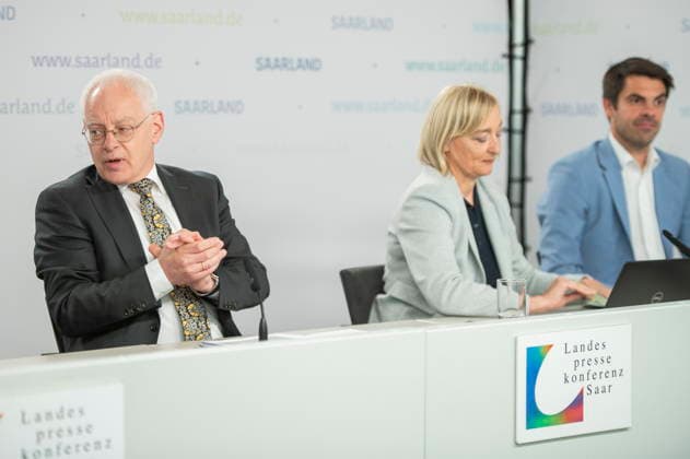 Landespressekonferenz am Dienstag (09.06.2026) zum Thema Saar(S)Pass - Tourismus-Pass für Saarländer*innen in der Staatskanzlei des Saarlandes in Saarbrücken. Im Bild (v.l.): Jürgen Barke, Minister für Wirtschaft, Innovation, Digitales und Energie, Birgit Grauvogel, Geschäftsführerin der Tourismus Zentrale Saarland, und Regierungssprecher Julian Lange. *** State press conference on Tuesday 09 06 2026 on the Saar S Pass Tourism Pass for Saarlanders at the Saarland State Chancellery in Saarbrücken Pictured from left bub