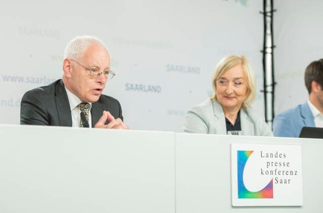 Landespressekonferenz am Dienstag (09.06.2026) zum Thema Saar(S)Pass - Tourismus-Pass für Saarländer*innen in der Staatskanzlei des Saarlandes in Saarbrücken. Im Bild (v.l.): Jürgen Barke, Minister für Wirtschaft, Innovation, Digitales und Energie, und Birgit Grauvogel, Geschäftsführerin der Tourismus Zentrale Saarland. *** State press conference on Tuesday 09 06 2026 on the Saar S Pass Tourism Pass for Saarlanders at the Saarland State Chancellery in Saarbrücken Pictured from left bub