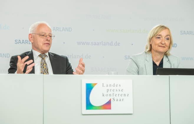Landespressekonferenz am Dienstag (09.06.2026) zum Thema Saar(S)Pass - Tourismus-Pass für Saarländer*innen in der Staatskanzlei des Saarlandes in Saarbrücken. Im Bild (v.l.): Jürgen Barke, Minister für Wirtschaft, Innovation, Digitales und Energie, und Birgit Grauvogel, Geschäftsführerin der Tourismus Zentrale Saarland. *** State press conference on Tuesday 09 06 2026 on the Saar S Pass Tourism Pass for Saarlanders at the Saarland State Chancellery in Saarbrücken Pictured from left bub