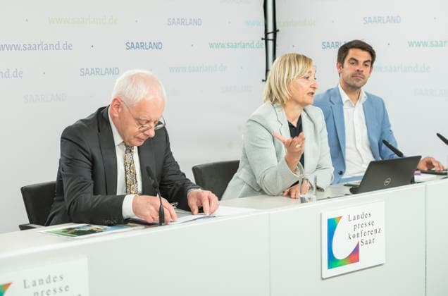 Landespressekonferenz am Dienstag (09.06.2026) zum Thema Saar(S)Pass - Tourismus-Pass für Saarländer*innen in der Staatskanzlei des Saarlandes in Saarbrücken. Im Bild (v.l.): Jürgen Barke, Minister für Wirtschaft, Innovation, Digitales und Energie, Birgit Grauvogel, Geschäftsführerin der Tourismus Zentrale Saarland, und Regierungssprecher Julian Lange. *** State press conference on Tuesday 09 06 2026 on the Saar S Pass Tourism Pass for Saarlanders at the Saarland State Chancellery in Saarbrücken Pictured from left bub