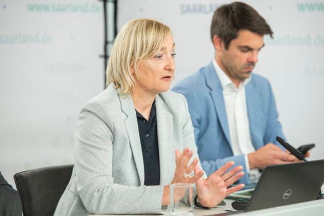 Landespressekonferenz am Dienstag (09.06.2026) zum Thema Saar(S)Pass - Tourismus-Pass für Saarländer*innen in der Staatskanzlei des Saarlandes in Saarbrücken. Im Bild: Birgit Grauvogel, Geschäftsführerin der Tourismus Zentrale Saarland. *** State press conference on Tuesday 09 06 2026 on the Saar S Pass Tourism Pass for Saarlanders at the Saarland State Chancellery in Saarbrücken In the picture Birgit Grauvogel, Managing Director of the Saarland Tourist Board bub