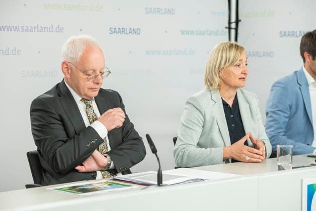 Landespressekonferenz am Dienstag (09.06.2026) zum Thema Saar(S)Pass - Tourismus-Pass für Saarländer*innen in der Staatskanzlei des Saarlandes in Saarbrücken. Im Bild (v.l.): Jürgen Barke, Minister für Wirtschaft, Innovation, Digitales und Energie, und Birgit Grauvogel, Geschäftsführerin der Tourismus Zentrale Saarland. *** State press conference on Tuesday 09 06 2026 on the Saar S Pass Tourism Pass for Saarlanders at the Saarland State Chancellery in Saarbrücken Pictured from left bub