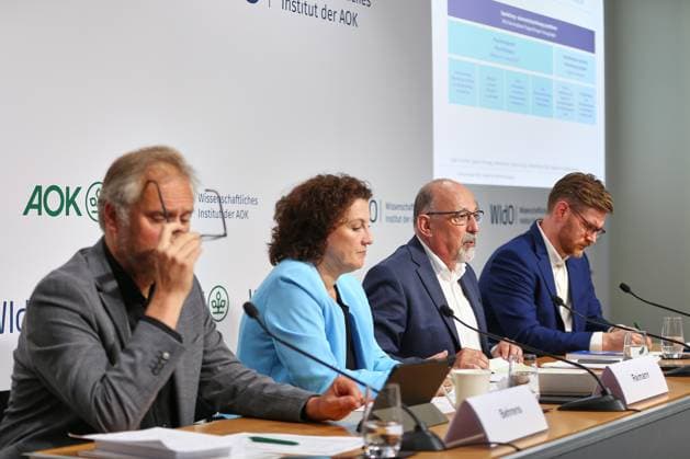Berlin, Deutschland, 09.06.2026: Haus der Bundespressekonferenz: Heilmittel-Report 2026: Gute Therapie darf kein Zufall sein: L-R: Kai Behrens, Carola Reimann, Helmut Schröder, Christian Kopkow *** Berlin, Germany, 09 06 2026 Haus der Bundespressekonferenz Heilmittel Report 2026 Good therapy must not be a coincidence L R Kai Behrens, Carola Reimann, Helmut Schröder, Christian Kopkow Copyright: xdtsxNachrichtenagenturx dts_122082
