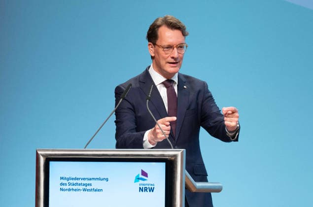 News Bilder des Tages Hendrik WUEST, Wüst, CDU, Ministerpraesident des Landes Nordrhein-Westfalen, bei seiner Rede Mitgliederversammlung Staedtetag NRW in Oberhausen, 10.06.2026. *** Hendrik WUEST, Wüst, CDU, Minister President of the State of North Rhine-Westphalia, during his speech at the Members Assembly Staedtetag NRW in Oberhausen, 10 06 2026