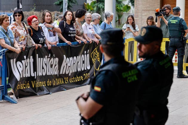 News Bilder des Tages Dana victims associations gather in front of the Catarroja Courts Demonstrators during a rally in front of the Catarroja Courts, on June 10, 2026, in Catarroja, Valencia, Comunidad Valenciana Spain Representatives of the Associació de Víctimes de la DANA 29 d Octubre de 2024, of the Asociación de Víctimas Mortales Dana 29 O and of Damnificados por la DANA de l Horta Sud de Valencia have gathered today in front of the Courts of Catarroja where the First Vice-President of the Generalitat and Councilor of Social Services on October 29, 2024, Susana Camarero is summoned today as a witness 10 JUNE 2026 Espana  Copyright: xRoberxSolsonax 7585518