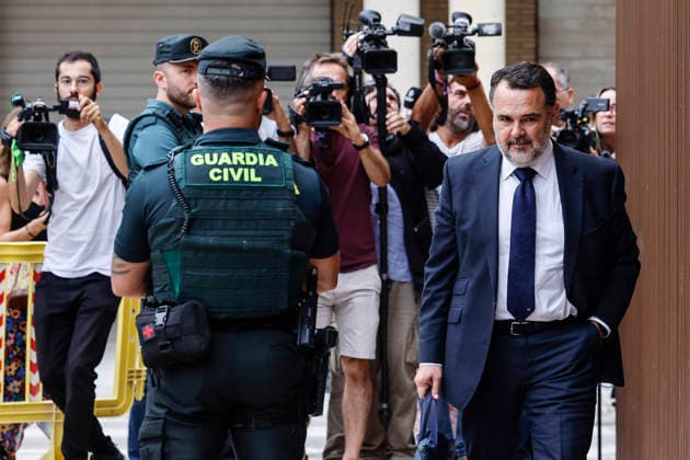 Carlos Mazóns lawyer, Ignacio Gally, on June 10, 2026, in Catarroja, Valencia, Comunidad Valenciana Spain Representatives of the Associació de Víctimes de la DANA 29 d Octubre de 2024, of the Asociación de Víctimas Mortales Dana 29 O and of Damnificados por la DANA de l Horta Sud de Valencia have gathered today in front of the Courts of Catarroja where the First Vice-President of the Generalitat and Councilor of Social Services on October 29, 2024, Susana Camarero is summoned today as witness 10 JUNE 2026 Espana  Copyright: xRoberxSolsonax 7585522