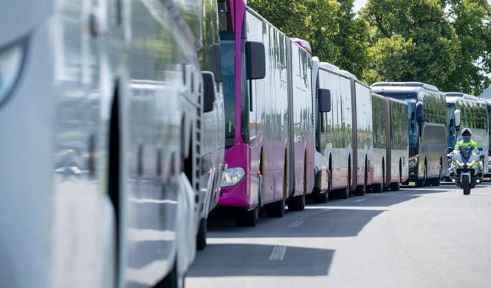 Protest zur Eröffnung der ILA Berlin EUR, Deutschland, Berlin, 10.06.2026: Protest zum Auftakt der ILA. Demonstranten blockieren die Zufahrtsstraße zum Messegelände. Transferbusse stecken fest. Kilometerlange Staus, volle Straßen und wartende Messebesucher bei sommerlichen Temperaturen. Die ILA Berlin ist eine der weltweit führenden Aerospace-Messen. Sie deckt die Branchensegmente Aviation, Space und Defence ab. Alle zwei Jahre bringt sie führende Köpfe aus Industrie, Politik, Forschung und Streitkräften zum Austausch und Netzwerken zusammen. *** Protest at the opening of the ILA Berlin EUR, Germany, Berlin, 10 06 2026 Protest at the opening of the ILA Demonstrators block the access road to the exhibition grounds Transfer buses are