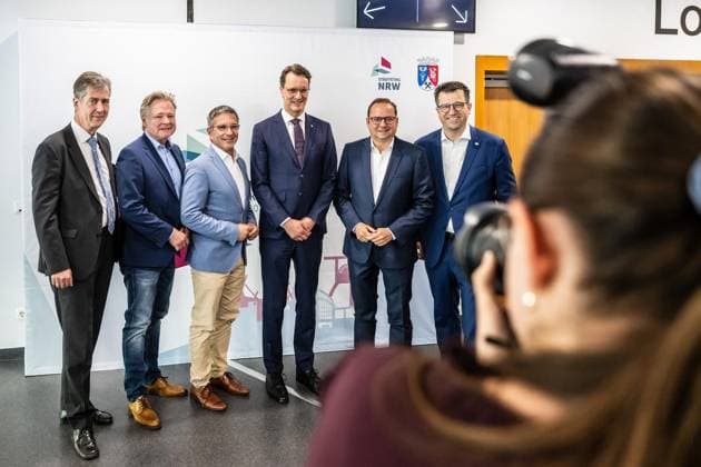 News Bilder des Tages NRW-Städtetag in Oberhausen ** NUR FÜR REDAKTIONELLE ZWECKE ** EDITORIAL USE ONLY **<p>NRW-Ministerpräsident Hendrik Wüst ist am Mittwoch, 10.06.2026, Gastredner beim NRW-Städtetag in der Luise-Albertz-Halle in Oberhausen. Es empfangen ihn (v.l.) der Geschäftsführer des Städtetags Christian Schuchardt, Oberhausens OB Thorsten Berg, OB Marc Herter (Hamm), OB Thomas Kufen (Essen) und <<<<<<<bürgermeister Christian Küsters (Nettetal). Deutschland NRW Oberhausen Copyright: MartinxMöller *** NRW Städtetag in Oberhausen FOR EDITORIAL PURPOSES ONLY EDITORIAL USE ONLY p NRW Minister President Hendrik Wüst will be a guest speaker at the NRW Städtetag in the Luise Albertz Halle in Oberhausen on Wednesday, 10 June 2026 Copyright: MartinxMöller doc8684b9jvo00cqdvtq1t ,EDITORIAL USE ONLY
