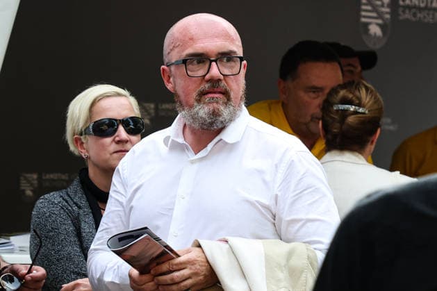 Dr. Hans Thomas Tillschneider (AfD) steht am Stand der AfD Landtagsfraktion auf der Meile des Landtags in Bernburg. Sachsen-Anhalt Tag 2026 in Bernburg (Sachsen-Anhalt). Wo Sachsen Anhalt trifft - unter diesem Motto findet der Sachsen-Anhalt-Tag in Bernburg (Saale) statt. Vom 5. bis 7. Juni 2026 laden das Land Sachsen-Anhalt und die Ausrichterstadt nach Bernburg zum 24. Landesfest ein. Das kommende Landesfest, das zum zweiten Mal in Bernburg stattfindet, markiert das 30-jährige Jubiläum des Sachsen-Anhalt-Tages. Die Stadt an der Saale war bereits Ausrichterstadt des ersten Sachsen-Anhalt-Tages 1996. Bernburg, zentral gelegen und historisch mit der Region Anhalt verbunden, erwartet zahlreiche Besucher. Die Stadt überzeugte in ihrer Bewerbu