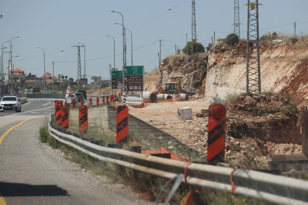 Israelis expand the area around Marda in the West Bank SALFIT, WEST BANK, PALESTINE - JUNE 9: Israel’s road construction and land expropriation related to the expansion of the Ariel settlement cause damage to agricultural lands and alter the region’s geographic landscape using heavy machinery in the village of Marda, part of Salfit, West Bank, Palestine, on June 9, 2026. Issam H.s. Alasmar Anadolu Salfit West Bank. Editorial use only. Please get in touch for any other usage.  Copyright: x2026xAnadoluxIssamxH.s.xAlasmarx