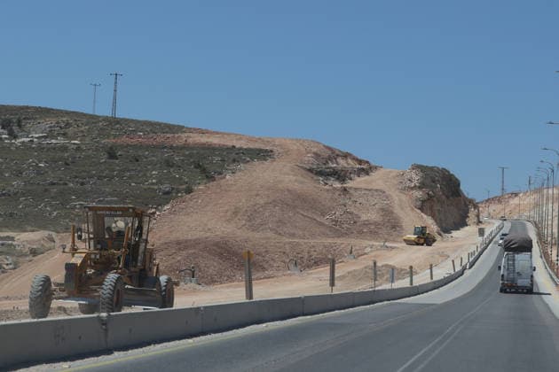 Israelis expand the area around Marda in the West Bank SALFIT, WEST BANK, PALESTINE - JUNE 9: Israel’s road construction and land expropriation related to the expansion of the Ariel settlement cause damage to agricultural lands and alter the region’s geographic landscape using heavy machinery in the village of Marda, part of Salfit, West Bank, Palestine, on June 9, 2026. Issam H.s. Alasmar Anadolu Salfit West Bank. Editorial use only. Please get in touch for any other usage.  Copyright: x2026xAnadoluxIssamxH.s.xAlasmarx