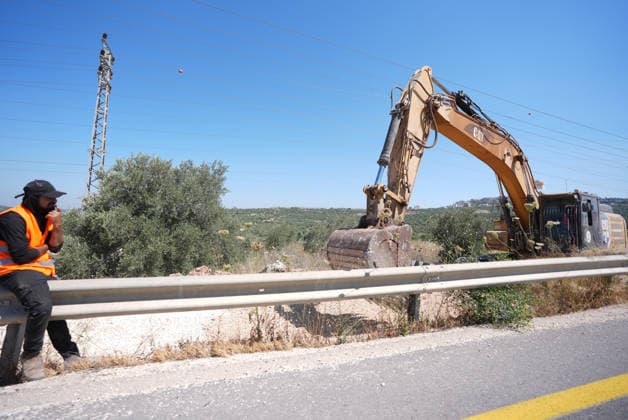 Israelis expand the area around Marda in the West Bank SALFIT, WEST BANK, PALESTINE - JUNE 9: Israel’s road construction and land expropriation related to the expansion of the Ariel settlement cause damage to agricultural lands and alter the region’s geographic landscape using heavy machinery in the village of Marda, part of Salfit, West Bank, Palestine, on June 9, 2026. Issam H.s. Alasmar Anadolu Salfit West Bank. Editorial use only. Please get in touch for any other usage.  Copyright: x2026xAnadoluxIssamxH.s.xAlasmarx