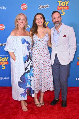 Tony Hale mit Ehefrau Martel Thompson Hale und Tochter Loy Ann Hale bei der Weltpremiere des Animationsfilms Toy Story 5 im Dolby Theatre. Los Angeles, 09.06.2026 *** Tony Hale with wife Martel Thompson Hale and daughter Loy Ann Hale at the world premiere of the animated film Toy Story 5 at the Dolby Theatre Los Angeles, 09 06 2026 Foto:xD.xStarbuckx xFuturexImagex toy_story_6372