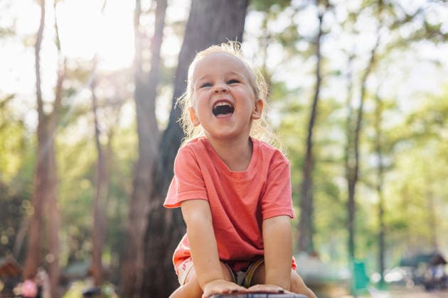 Joyful toddler laughing with delight in a sunny forest Antalya, Antalya, Türkiye R_BMEE260608-2047034-01 ,model released, Symbolfoto