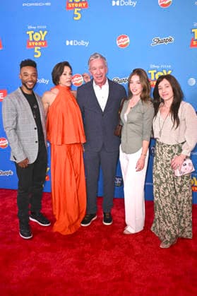 Gast, Jane Hajduk, Tim Allen, Elizabeth Allen-Dick und Katherine Allen bei der Weltpremiere des Animationsfilms Toy Story 5 im Dolby Theatre. Los Angeles, 09.06.2026 *** Guest, Jane Hajduk, Tim Allen, Elizabeth Allen Dick and Katherine Allen at the world premiere of the animated film Toy Story 5 at the Dolby Theatre Los Angeles, 09 06 2026 Foto:xD.xStarbuckx xFuturexImagex toy_story_6439