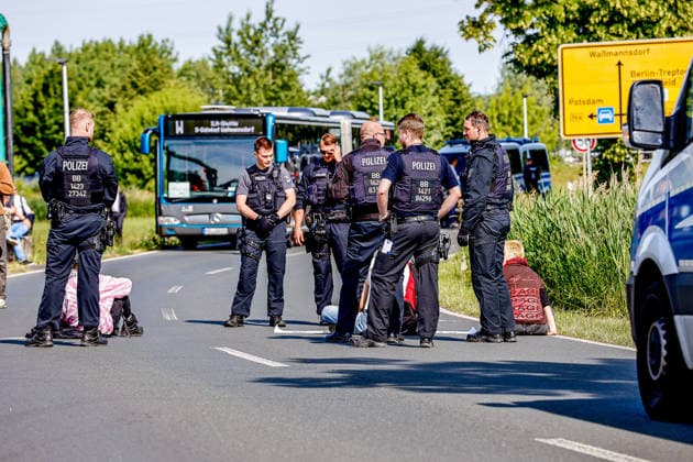 Eröffnung der ILA Berlin - die weltweit führende Luft- und Raumfahrtmesse. Motto Pioneering Aerospace Eröffnung der ILA Berlin 2026 - Klimakleber blockieren die Zufagrt für Shuttle-Busse und andere Fahrzeuge, Eröffnung mit 30 Minuten verspätung, Tausende Besucher müssen kilometerweit zu Fuß gehen. Berlin BER, ILA-Gelände Berling Germany *** Opening of the ILA Berlin the worlds leading aerospace trade fair Motto Pioneering Aerospace Opening of the ILA Berlin 2026 Climate stickers block access for shuttle buses and other vehicles, opening 30 minutes late, thousands of visitors have to walk for miles Berlin BER, ILA grounds Berling Germany