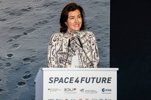 News Bilder des Tages Eröffnung der ILA Berlin - die weltweit führende Luft- und Raumfahrtmesse. Motto Pioneering Aerospace Eröffnung der ILA Berlin 2026 - Klimakleber blockieren die Zufagrt für Shuttle-Busse und andere Fahrzeuge, Eröffnung mit 30 Minuten verspätung, Tausende Besucher müssen kilometerweit zu Fuß gehen. Offizielle Eröffnungsfeier; Dorothee Bär (CSU), Bundesministerin für Forschung, Technologie und Raumfahrt Berlin BER, ILA-Gelände Berling Germany *** Opening of ILA Berlin the worlds leading aerospace trade show Motto Pioneering Aerospace Opening of ILA Berlin 2026 Climate stickers block access for shuttle buses and other vehicles, opening 30 minutes late, thousands of visitors have to walk for miles Official opening ceremony Do