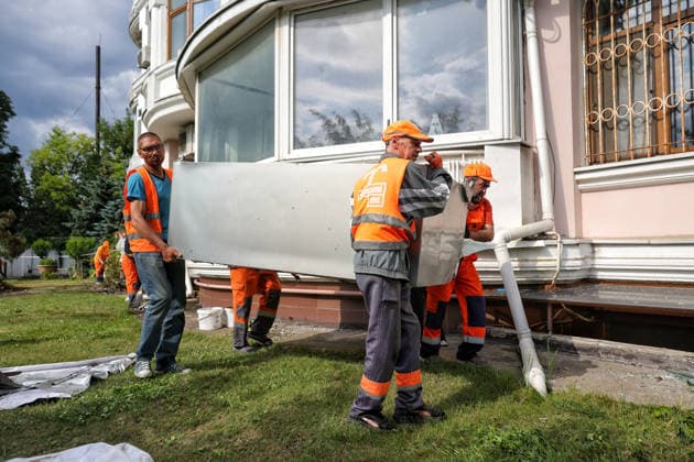 RECORD DATE NOT STATED Utility workers carry a damaged refrigerator past a multi-storey residential building damaged in a Russian drone attack on Odesa, Ukraine, on June 10, 2026. The Russian army attacked the city with strike drones. Residential buildings were damaged in the attack. Three people were injured, including two children (Photo by Nina Liashonok Ukrinform) Russian drone strike damages housing in Odesa  Copyright: xNinaxLiashonokx