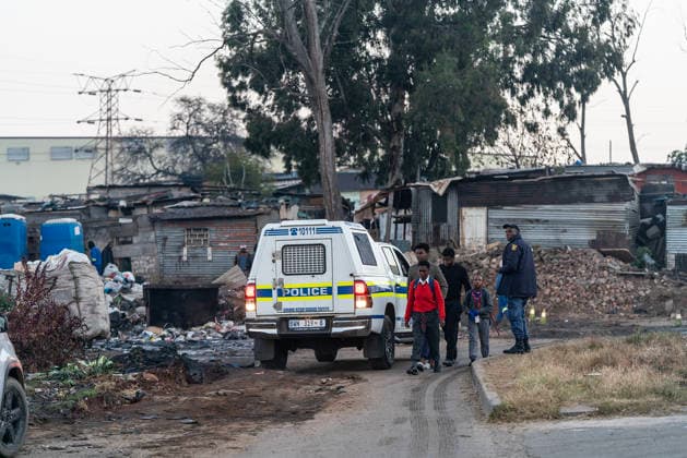 News Bilder des Tages (260610) -- JOHANNESBURG, June 10, 2026 -- A police officer works at the scene of a shooting incident in Cleveland, Johannesburg, South Africa, June 10, 2026. At least 12 people were killed and nine others injured in a mass shooting at an informal settlement in Johannesburg, South Africa s largest city, police said on Wednesday. (Photo by Shiraaz Mohamed Xinhua) SOUTH AFRICA-JOHANNESBURG-SHOOTING INCIDENT ChenxWei 