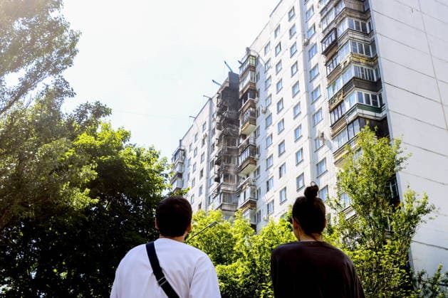 News Bilder des Tages RUSSIA, MOSCOW - JUNE 10, 2026: A fire causes damage to an apartment building on Aviatorov Street, Solntsevo, western Moscow, with six balconies reportedly destroyed and 30 residents bringing themselves to safety. Pavel Seleznev TASS  93624561