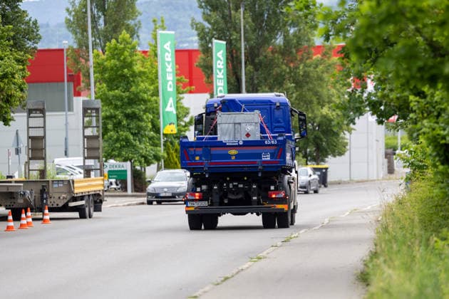 Aktuelle Themenbilder: AktuelleSituation in Reutlingen - Betzingen nach dem Stromausfall, 10.06.2026 Aktuelle Themenbilder: AktuelleSituation in Reutlingen - Betzingen nach dem Stromausfall, 10.06.2026, THW, Technisches Hilfswerk transportiert Kraftstoffs fuer Notstromaggregate. Markwiesenstrasse Betzingen. *** Current themed pictures Current situation in Reutlingen Betzingen after the power failure, 10 06 2026 Current themed pictures Current situation in Reutlingen Betzingen after the power failure, 10 06 2026, THW, Technisches Hilfswerk transports fuel for emergency generators Markwiesenstrasse Betzingen Copyright: xEibner-Pressefoto DimitrixDrofitschx EP_ddh