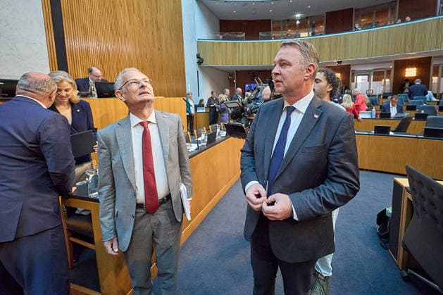 - Wien 09.06.2026 - Budgetrede Österreichisches Parlament - Der Nationalrat trat heute im Hohen Haus zu einer regluären Nationalratssitzung zusammen. Haupthema war die Budetrede des Finanzministers - PHOTO: Finanzminister Markus Marterbauer (L SPÖ) mit Vizekanzler Andreas Babler (R SPÖ) im Plenarsaal kurz vor Beginn der Sitzung. Vienna (AUSTRIA) - Austrian Parliament National Council session - The National Council met today in Parliament for a regular National Council session. The topic of the plenary session was the Budget Speech by the Austrian Minister of Finance. Budget, Finanzen, Staatsfinanzen, Geld, Steuern, Ausgaben, Einnahmen, Regierung, echtes Dopelbudet 2027 28 , 2028, Schulden, Nationalratssitzung, Nationalrat SItzung 
