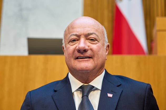 - Wien 09.06.2026 - Budgetrede Österreichisches Parlament - Der Nationalrat trat heute im Hohen Haus zu einer regluären Nationalratssitzung zusammen. Haupthema war die Budetrede des Finanzministers - PHOTO: Bundeskanzler Christian Stocker (ÖVP) auf der Regierungsbank kurz vor Beginn der Sitzung. Vienna (AUSTRIA) - Austrian Parliament National Council session - The National Council met today in Parliament for a regular National Council session. The topic of the plenary session was the Budget Speech by the Austrian Minister of Finance. Budget, Finanzen, Staatsfinanzen, Geld, Steuern, Ausgaben, Einnahmen, Regierung, echtes Dopelbudet 2027 28 , 2028, Schulden, Nationalratssitzung, Nationalrat SItzung Budgetrede *** Vienna 09 06 2026 