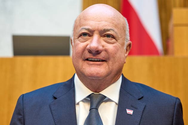 - Wien 09.06.2026 - Budgetrede Österreichisches Parlament - Der Nationalrat trat heute im Hohen Haus zu einer regluären Nationalratssitzung zusammen. Haupthema war die Budetrede des Finanzministers - PHOTO: Bundeskanzler Christian Stocker (ÖVP) auf der Regierungsbank kurz vor Beginn der Sitzung. Vienna (AUSTRIA) - Austrian Parliament National Council session - The National Council met today in Parliament for a regular National Council session. The topic of the plenary session was the Budget Speech by the Austrian Minister of Finance. Budget, Finanzen, Staatsfinanzen, Geld, Steuern, Ausgaben, Einnahmen, Regierung, echtes Dopelbudet 2027 28 , 2028, Schulden, Nationalratssitzung, Nationalrat SItzung Budgetrede *** Vienna 09 06 2026 