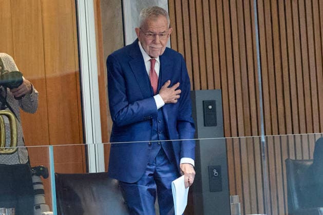 - Wien 09.06.2026 - Budgetrede Österreichisches Parlament - Der Nationalrat trat heute im Hohen Haus zu einer regluären Nationalratssitzung zusammen. Haupthema war die Budetrede des Finanzministers - PHOTO: Bundespräsident Alexander Van der Bellen bei seiner begrüßung. Vienna (AUSTRIA) - Austrian Parliament National Council session - The National Council met today in Parliament for a regular National Council session. The topic of the plenary session was the Budget Speech by the Austrian Minister of Finance. Budget, Finanzen, Staatsfinanzen, Geld, Steuern, Ausgaben, Einnahmen, Regierung, echtes Dopelbudet 2027 28 , 2028, Schulden, Nationalratssitzung, Nationalrat SItzung Budgetrede *** Vienna 09 06 2026 Budget Speech Austrian Parl 