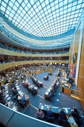 - Wien 09.06.2026 - Budgetrede Österreichisches Parlament - Der Nationalrat trat heute im Hohen Haus zu einer regluären Nationalratssitzung zusammen. Haupthema war die Budetrede des Finanzministers - PHOTO: Blick in den Plenarsaal während der Budgetrede. Vienna (AUSTRIA) - Austrian Parliament National Council session - The National Council met today in Parliament for a regular National Council session. The topic of the plenary session was the Budget Speech by the Austrian Minister of Finance. Budget, Finanzen, Staatsfinanzen, Geld, Steuern, Ausgaben, Einnahmen, Regierung, echtes Dopelbudet 2027 28 , 2028, Schulden, Nationalratssitzung, Nationalrat SItzung Budgetrede *** Vienna 09 06 2026 Budget Speech Austrian Parliament The Natio 