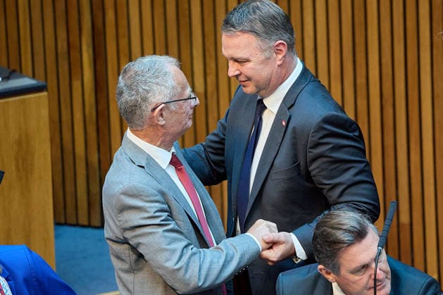 - Wien 09.06.2026 - Budgetrede Österreichisches Parlament - Der Nationalrat trat heute im Hohen Haus zu einer regluären Nationalratssitzung zusammen. Haupthema war die Budetrede des Finanzministers - PHOTO: Finanzminister Markus Marterbauer (L SPÖ) im Plenarsaal wird nach seiner zweiten Budgetrede. von Vizekanzler und SPÖ-Chef Andreas Babler (R SPÖ) umarmt. Vienna (AUSTRIA) - Austrian Parliament National Council session - The National Council met today in Parliament for a regular National Council session. The topic of the plenary session was the Budget Speech by the Austrian Minister of Finance. Budget, Finanzen, Staatsfinanzen, Geld, Steuern, Ausgaben, Einnahmen, Regierung, echtes Dopelbudet 2027 28 , 2028, Schulden, Nationalrats 