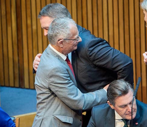 - Wien 09.06.2026 - Budgetrede Österreichisches Parlament - Der Nationalrat trat heute im Hohen Haus zu einer regluären Nationalratssitzung zusammen. Haupthema war die Budetrede des Finanzministers - PHOTO: Finanzminister Markus Marterbauer (L SPÖ) im Plenarsaal wird nach seiner zweiten Budgetrede. von Vizekanzler und SPÖ-Chef Andreas Babler (R SPÖ) umarmt. Rechts Peter Hanke (SPÖ). Bundesminister für Innovation Vienna (AUSTRIA) - Austrian Parliament National Council session - The National Council met today in Parliament for a regular National Council session. The topic of the plenary session was the Budget Speech by the Austrian Minister of Finance. Budget, Finanzen, Staatsfinanzen, Geld, Steuern, Ausgaben, Einnahmen, Regierung, 