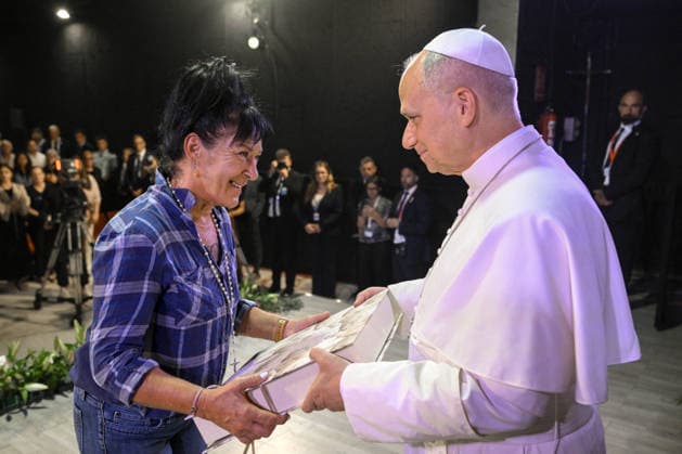 Pope Leo XIV Visits A Jail - Barcelona Pope Leo XIV greets an inmate during a visit to the ‘Brians 1 Penitential Center’ in Barcelona on June 10, 2026 on the fifth day of his pastoral visit to Spain. Pope Leo XIV reminded prisoners that life s mistakes do not define a person s identity. Photo by (EV) Simone Risoluti Vatican Media ABACAPRESS.COM Barcelona Spain  Copyright: xABACAx