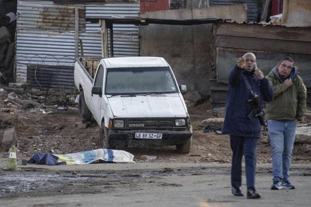 12 killed in shooting in South Africa JOHANNESBURG, SOUTH AFRICA - JUNE 10: The body of one of the victims is seen at the scene where at least 12 people were killed and nine others injured in a shooting at the informal settlement of Jumpers in the Cleveland area of Johannesburg, South Africa, on June 10, 2026. Security forces were deployed to the scene following the attack. Ihsaan Haffejee Anadolu Johannesburg South Africa. Editorial use only. Please get in touch for any other usage.  Copyright: x2026xAnadoluxIhsaanxHaffejeex