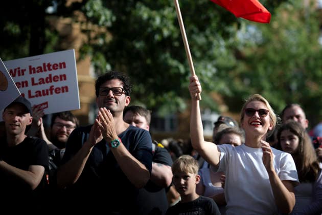 Ines Schwerdtner, Protest gegen Sozialabbau DEU, Deutschland, Germany, Berlin, 01.06.2026 Luigi Pantisano , designierter co Bundesvorsitzender der Partei die Linke, mit Schild Kuerzt bei den Reichen und Ines Schwerdtner , co Bundesvorsitzender der Partei die Linke mit roter Fahne auf der bundesweiten Kundgebung und Demonstration der der Partei die Linke unter dem Motto Protest gegen Sozialabbau Es reicht Das Leben bezahlbar machen auf dem Luxemburgplatz in Berlin Deutschland . Der Protest richtet sich gegen die geplanten Kuerzungen im Gesundheitssystem fuer einen Fairen Lohn Solidaritaet gerechte Arbeitsbedingungen und gute Arbeitszeiten . Auftakt einer bundesweiten Kampagne gegen Sozialabbau und die Angriffe auf Renten und die Arbeitszeit