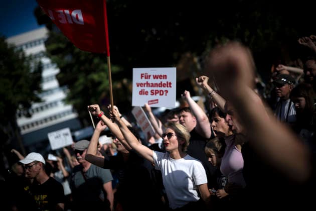 Ines Schwerdtner, Protest gegen Sozialabbau DEU, Deutschland, Germany, Berlin, 01.06.2026 Luigi Pantisano , designierter co Bundesvorsitzender der Partei die Linke, mit Schild Kuerzt bei den Reichen und Ines Schwerdtner , co Bundesvorsitzender der Partei die Linke auf der bundesweiten Kundgebung und Demonstration der der Partei die Linke unter dem Motto Protest gegen Sozialabbau Es reicht Das Leben bezahlbar machen auf dem Luxemburgplatz in Berlin Deutschland . Der Protest richtet sich gegen die geplanten Kuerzungen im Gesundheitssystem fuer einen Fairen Lohn Solidaritaet gerechte Arbeitsbedingungen und gute Arbeitszeiten . Auftakt einer bundesweiten Kampagne gegen Sozialabbau und die Angriffe auf Renten und die Arbeitszeit en: Luigi Pantis