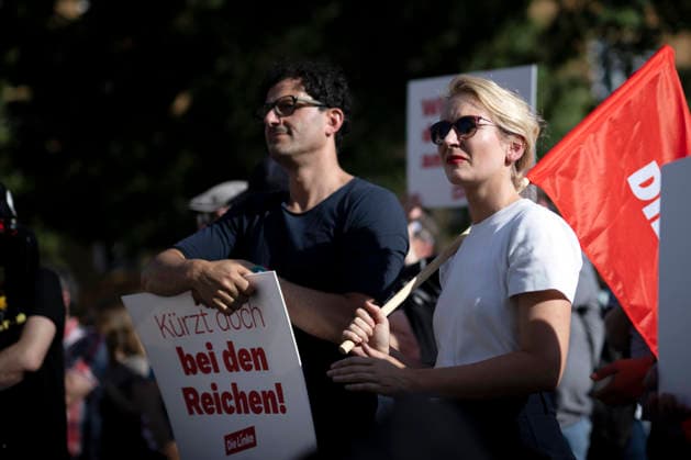 Ines Schwerdtner, Protest gegen Sozialabbau DEU, Deutschland, Germany, Berlin, 01.06.2026 Luigi Pantisano , designierter co Bundesvorsitzender der Partei die Linke, mit Schild Kuerzt bei den Reichen und Ines Schwerdtner , co Bundesvorsitzender der Partei die Linke mit roter Fahne auf der bundesweiten Kundgebung und Demonstration der der Partei die Linke unter dem Motto Protest gegen Sozialabbau Es reicht Das Leben bezahlbar machen auf dem Luxemburgplatz in Berlin Deutschland . Der Protest richtet sich gegen die geplanten Kuerzungen im Gesundheitssystem fuer einen Fairen Lohn Solidaritaet gerechte Arbeitsbedingungen und gute Arbeitszeiten . Auftakt einer bundesweiten Kampagne gegen Sozialabbau und die Angriffe auf Renten und die Arbeitszeit