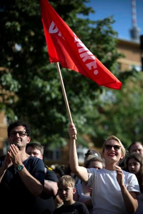 Ines Schwerdtner, Protest gegen Sozialabbau DEU, Deutschland, Germany, Berlin, 01.06.2026 Luigi Pantisano , designierter co Bundesvorsitzender der Partei die Linke, mit Schild Kuerzt bei den Reichen und Ines Schwerdtner , co Bundesvorsitzender der Partei die Linke mit roter Fahne auf der bundesweiten Kundgebung und Demonstration der der Partei die Linke unter dem Motto Protest gegen Sozialabbau Es reicht Das Leben bezahlbar machen auf dem Luxemburgplatz in Berlin Deutschland . Der Protest richtet sich gegen die geplanten Kuerzungen im Gesundheitssystem fuer einen Fairen Lohn Solidaritaet gerechte Arbeitsbedingungen und gute Arbeitszeiten . Auftakt einer bundesweiten Kampagne gegen Sozialabbau und die Angriffe auf Renten und die Arbeitszeit
