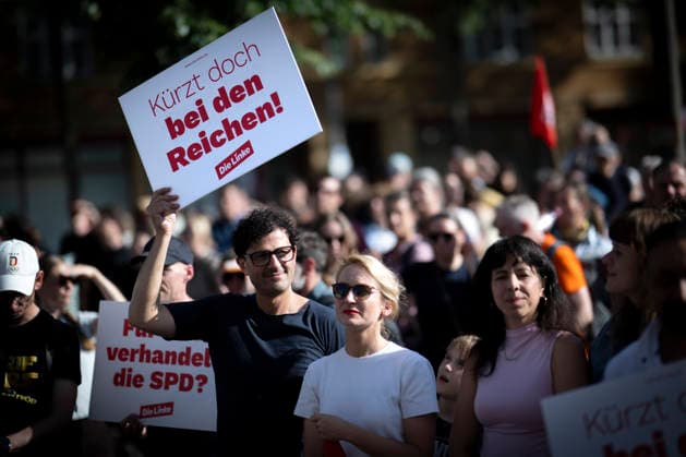 Ines Schwerdtner, Protest gegen Sozialabbau DEU, Deutschland, Germany, Berlin, 01.06.2026 Luigi Pantisano , designierter co Bundesvorsitzender der Partei die Linke, mit Schild Kuerzt bei den Reichen und Ines Schwerdtner , co Bundesvorsitzender der Partei die Linke auf der bundesweiten Kundgebung und Demonstration der der Partei die Linke unter dem Motto Protest gegen Sozialabbau Es reicht Das Leben bezahlbar machen auf dem Luxemburgplatz in Berlin Deutschland . Der Protest richtet sich gegen die geplanten Kuerzungen im Gesundheitssystem fuer einen Fairen Lohn Solidaritaet gerechte Arbeitsbedingungen und gute Arbeitszeiten . Auftakt einer bundesweiten Kampagne gegen Sozialabbau und die Angriffe auf Renten und die Arbeitszeit en: Luigi Pantis