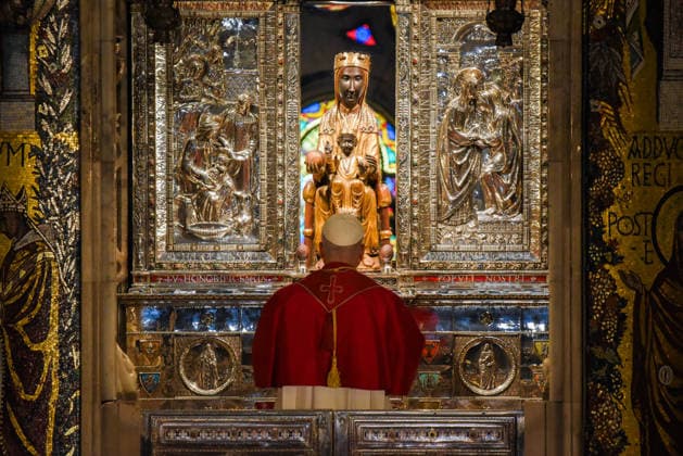 Pope Leo XIV presides the Prayer of the Holy Rosary at the Abbey of Montserrat Pope Leo XIV greets Our Lady of Montserrat La Moreneta during the celebration of the prayer of the Holy Rosary, June 10, 2026, at the Abbey of Our Lady of Montserrat, Barcelona, Catalunya Spain This act of Marian devotion is part of the acts that the Pontiff is carrying out during his apostolic trip to Spain, which began in Madrid on June 8 10 JUNE 2026 Barcelona, Catalunya Barcelona, Catalunya Spain  Copyright: xAlbertoxParedesx 7586174