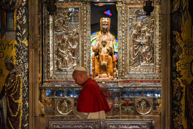 Pope Leo XIV presides the Prayer of the Holy Rosary at the Abbey of Montserrat Pope Leo XIV greets Our Lady of Montserrat La Moreneta during the celebration of the prayer of the Holy Rosary, June 10, 2026, at the Abbey of Our Lady of Montserrat, Barcelona, Catalunya Spain This act of Marian devotion is part of the acts that the Pontiff is carrying out during his apostolic trip to Spain, which began in Madrid on June 8 10 JUNE 2026 Barcelona, Catalunya Barcelona, Catalunya Spain  Copyright: xAlbertoxParedesx 7586176
