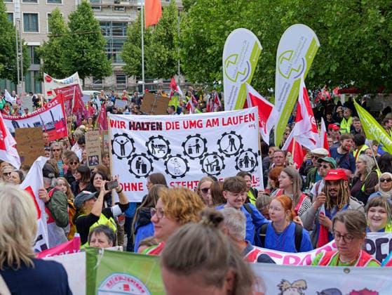 Demonstration gegen Gesundheitsrefom Mehrere tausend Teilnehmer aus Pflege und Medizin versammelten sich zum Protest gegen die Gesundheitsreform in Hannover. *** Demonstration against healthcare reform Several thousand participants from the nursing and medical sectors gathered in Hanover to protest against the healthcare reform Copyright: xBerndxGüntherx