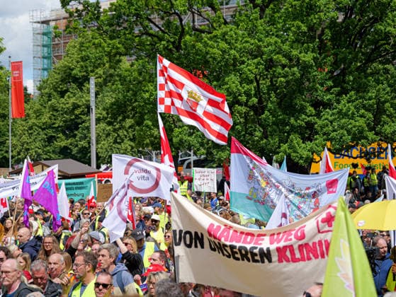 Demonstration gegen Gesundheitsrefom Mehrere tausend Teilnehmer aus Pflege und Medizin versammelten sich zum Protest gegen die Gesundheitsreform in Hannover. *** Demonstration against healthcare reform Several thousand participants from the nursing and medical sectors gathered in Hanover to protest against the healthcare reform Copyright: xBerndxGüntherx