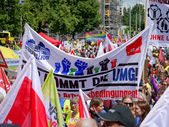 Demonstration gegen Gesundheitsrefom Mehrere tausend Teilnehmer aus Pflege und Medizin versammelten sich zum Protest gegen die Gesundheitsreform in Hannover. *** Demonstration against healthcare reform Several thousand participants from the nursing and medical sectors gathered in Hanover to protest against the healthcare reform Copyright: xBerndxGüntherx